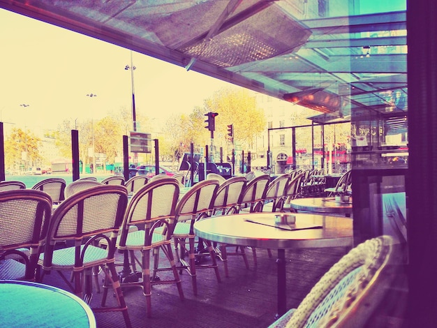 Photo des chaises vides disposées dans un café de la ville.