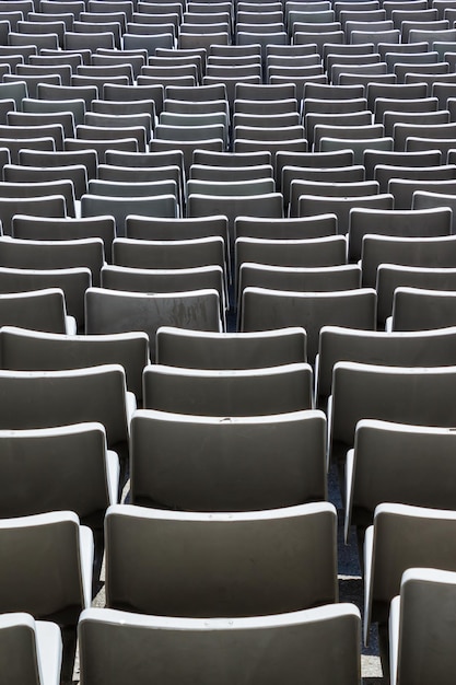 Chaises vides du stade de sport