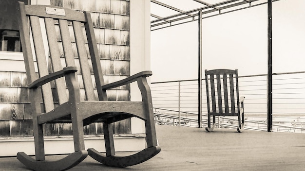 Photo des chaises vides sur le patio de la maison.