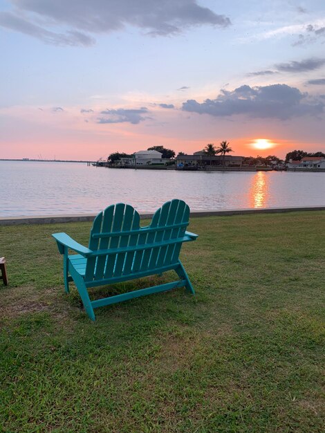 Des chaises vides sur la plage contre le ciel au coucher du soleil