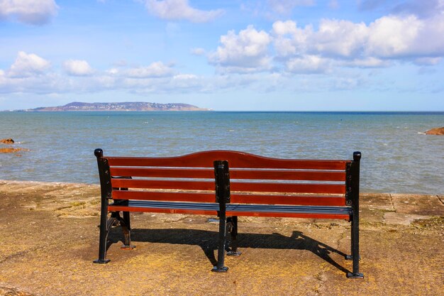 Des chaises vides sur la plage contre le ciel