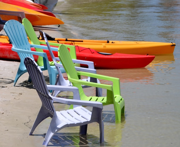 Photo des chaises vides en rangée.