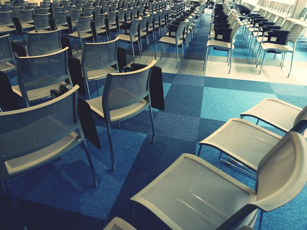 Photo des chaises vides sur le sol de l'auditorium