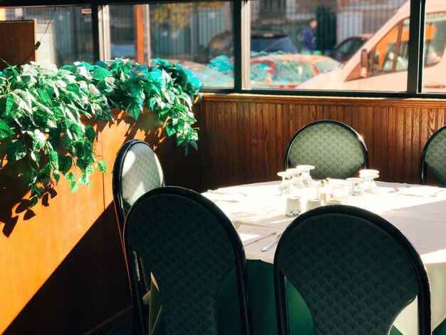 Photo des chaises vides et une table contre la fenêtre.