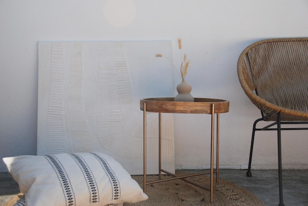 Photo des chaises vides et une table contre le mur à la maison.