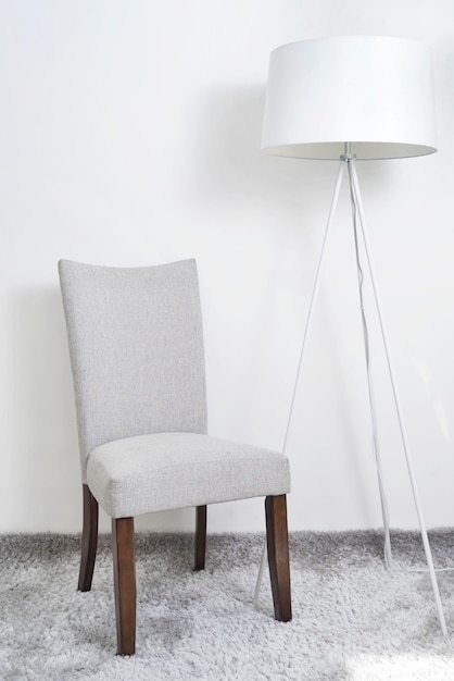 Photo des chaises vides et une table contre le mur à la maison.