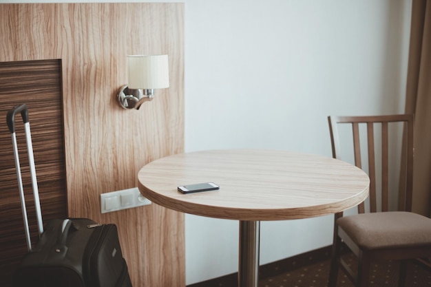 Des chaises vides et une table contre le mur à la maison.