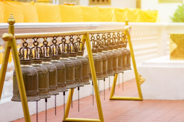 Photo des chaises vides et une table en rangée.