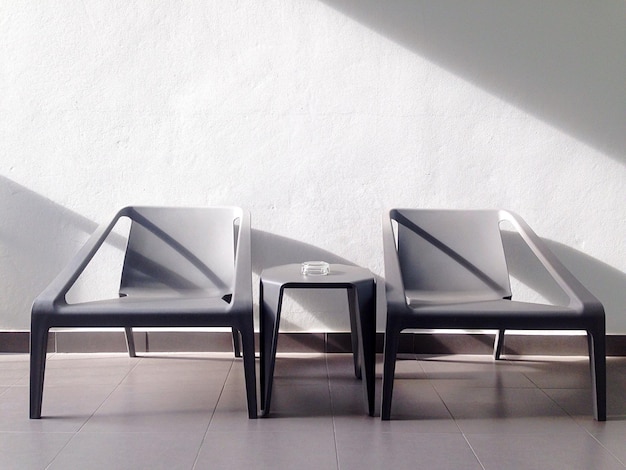 Des chaises vides et une table sur le sol.