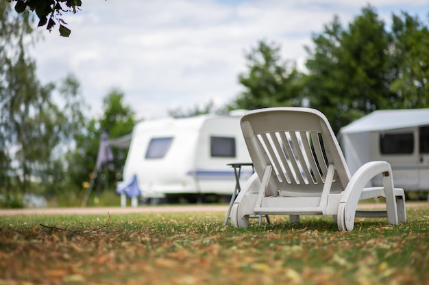 Photo des chaises vides sur le terrain contre les arbres