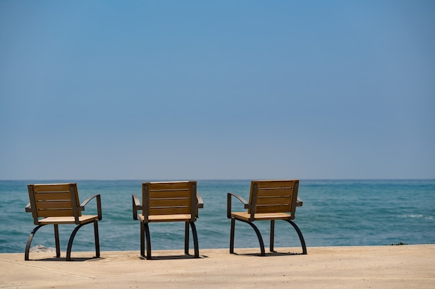 chaises avec vue sur mer en vacances relax été