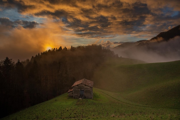 Chalet au coucher du soleil