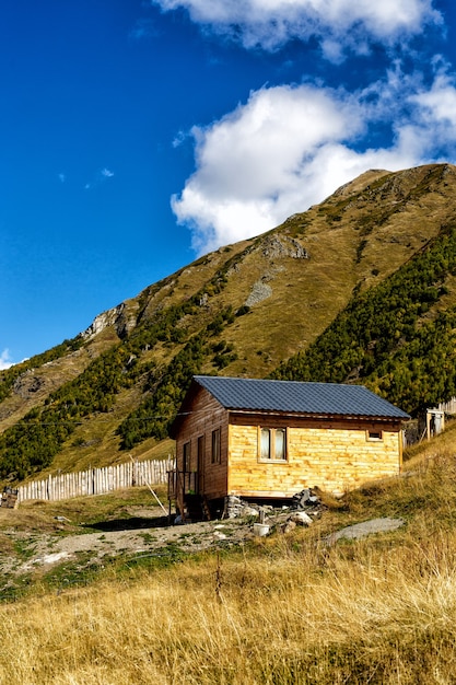 Chalet en bois au pied des montagnes