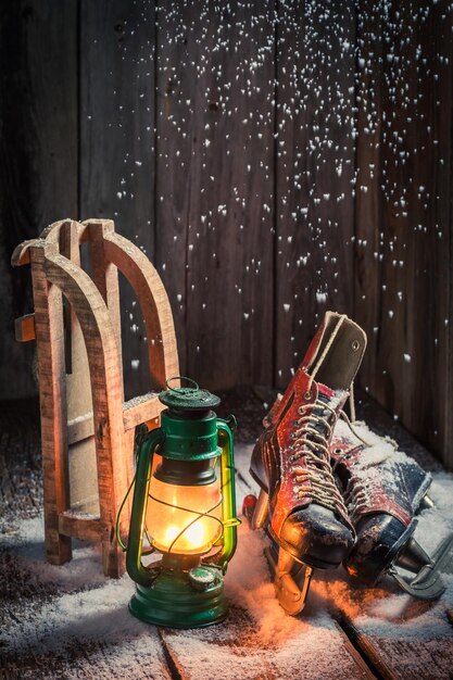 Chalet en bois d'hiver rétro avec patins et cire