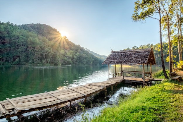 Chalet en bois sur le réservoir au coucher du soleil