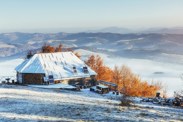 Chalet Dans Les Montagnes En Hiver. Brouillard Mystérieux.