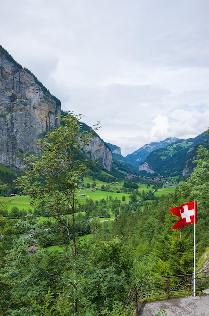 Chalet dans la vallée de Lauterbrunnen, district d'Interlaken, canton de Berne, Suisse. drapeau suisse