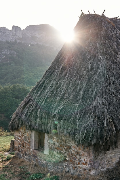 chalet dans le village de La Peral avec le soleil en arrière plan.