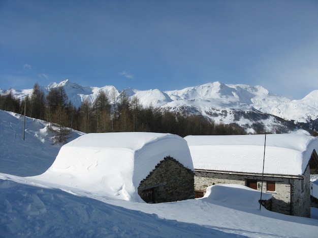 Chalet à la montagne sous la neige