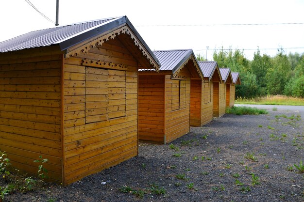 chalets en bois dans le camping forestier d'affilée isolé, gros plan