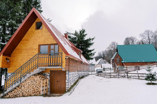 Chalets en bois dans un petit village dans une forêt enneigée