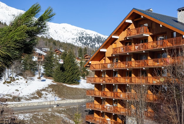 Chalets et cabine de téléski à la station de ski alpin