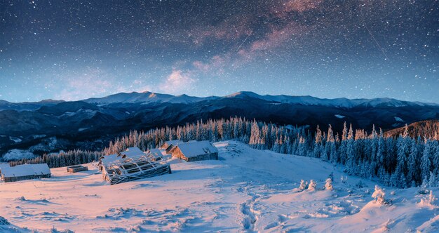 Chalets dans les montagnes la nuit sous les étoiles. Carpates,