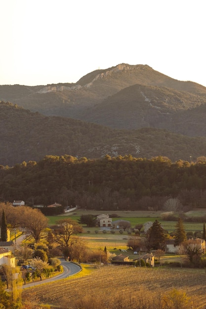 Chalets à la montagne au crépuscule