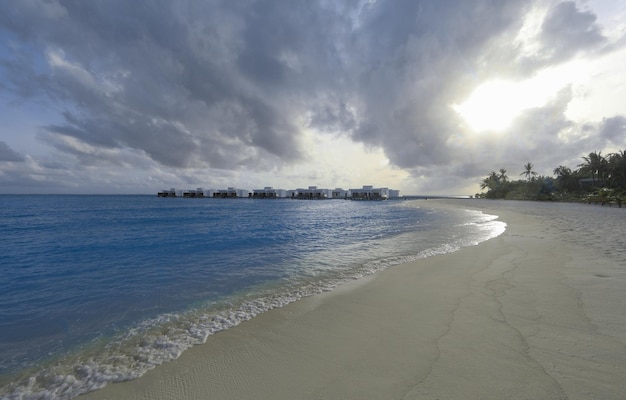 chalets de villégiature sur l'eau aux Maldives