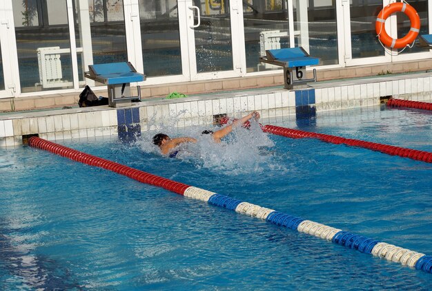 Chaleur des enfants sur un chemin dans la piscine