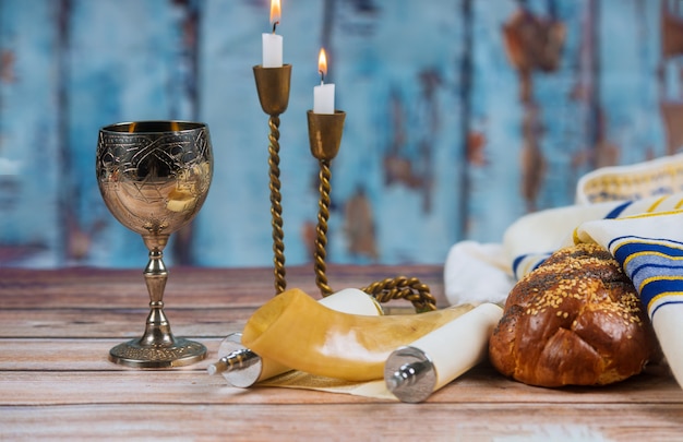 Challah, vin et bougies faits maison pour Chabbat