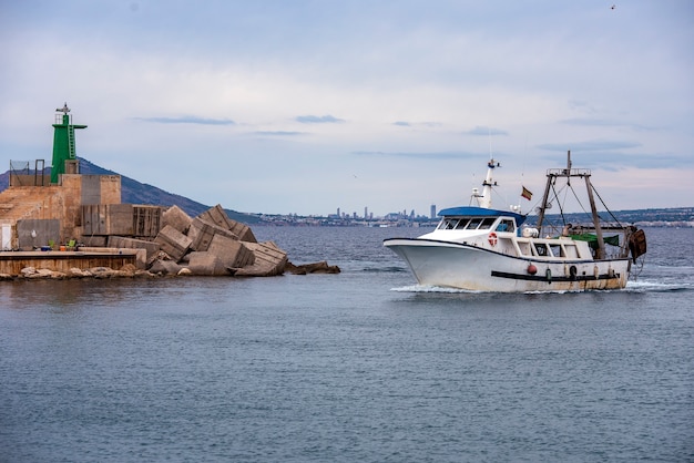 Chalutier de pêche naviguant sur la mer