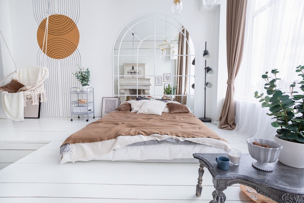 Chambre avec balançoire et miroir en arc