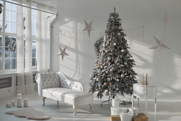 Photo chambre blanche lumineuse remplie de soleil décorée d'un décor du nouvel an pour les vacances de noël