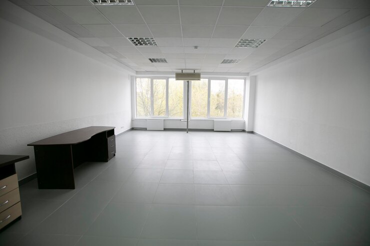 Photo chambre blanche vide aux murs clairs