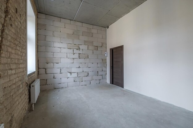 Chambre blanche vide avec réparation et sans meuble pour bureau ou magasin