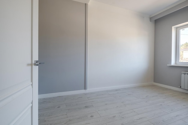 Chambre blanche vide avec réparation et sans meubles