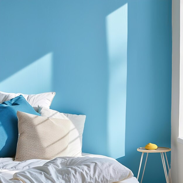 Photo une chambre bleue avec un lit blanc et un mur bleu