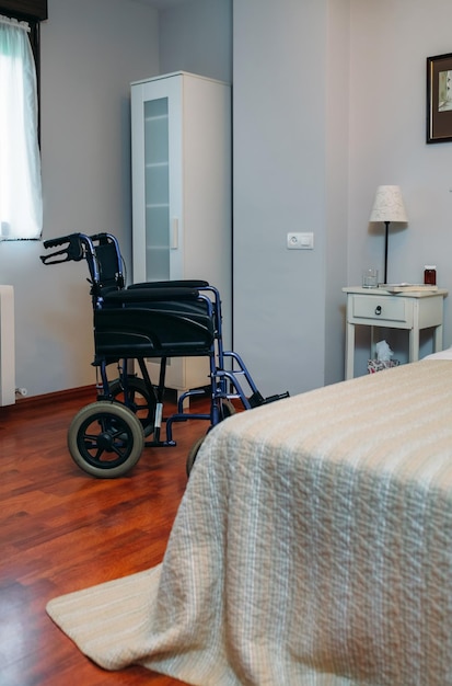 Chambre de clinique vide meublée confortable avec fauteuil roulant