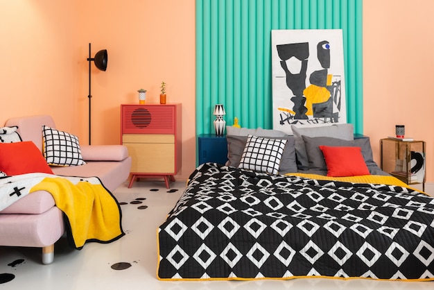 Chambre colorée à la mode avec textile à motifs lumineux.