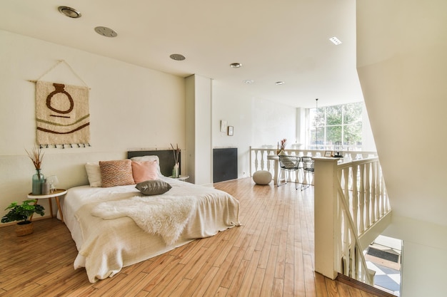 Chambre confortable avec escalier