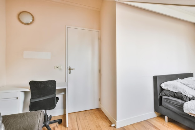 Chambre confortable avec table blanche