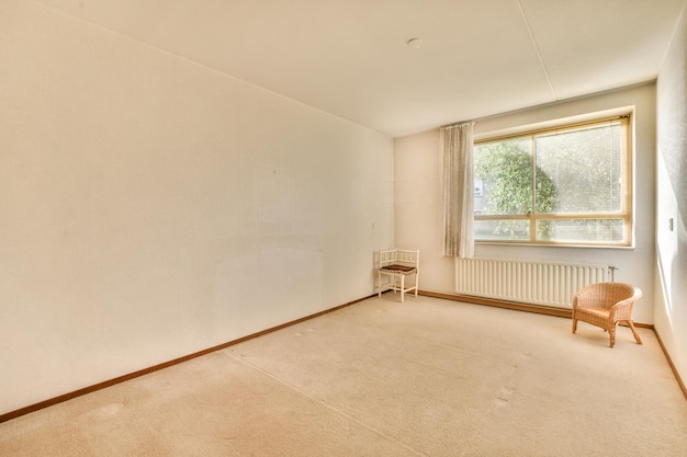 Chambre confortable vide avec boîtes et bureau