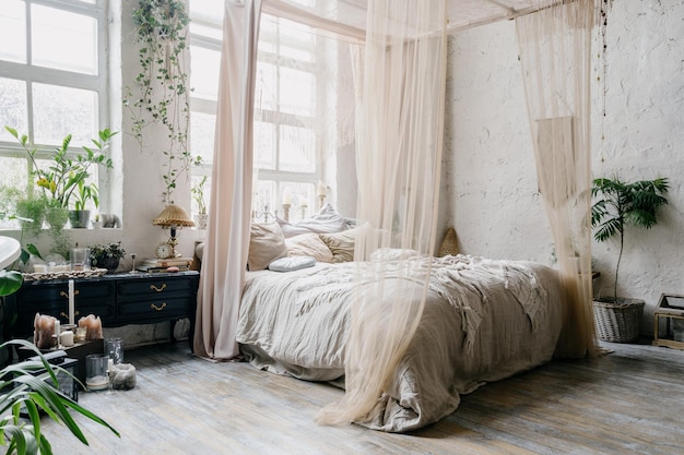 Chambre à coucher boho chic avec lit king size