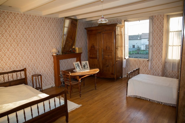 Chambre à coucher en bois dans la maison française antique avec de vieux meubles