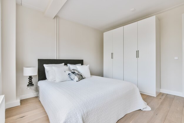 Chambre à coucher élégante et minimaliste