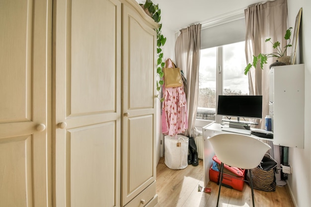 Chambre à coucher étroite légère avec la garde-robe en bois