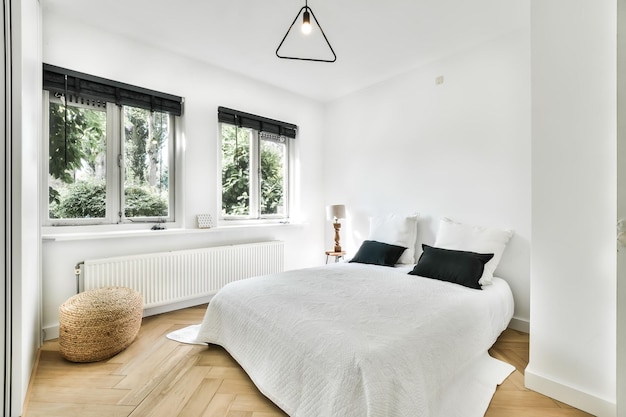 Chambre à coucher avec un grand lit dans une maison moderne