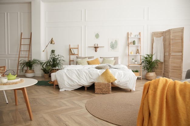 Chambre à coucher moderne avec de belles plantes d'intérieur fraîches