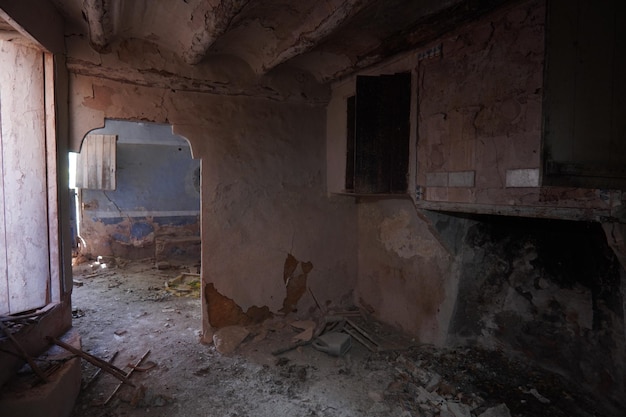 Une chambre dans un immeuble abandonné avec une pancarte qui dit "le mot" dessus. "